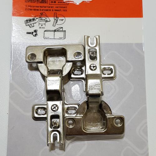 Charnière de cuisine décalée.