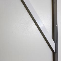 Console lourde blanche.